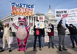 Varios ciudadanos piden la publicación de los archivos de Epstein.