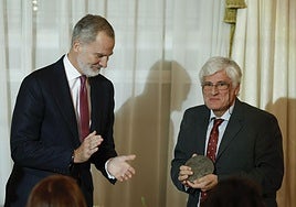 El periodista Fran Sevilla tras recibir de manos del rey Felipe el premio de periodismo ´Francisco Cerecedo´.