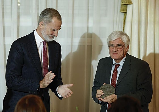 El periodista Fran Sevilla tras recibir de manos del rey Felipe el premio de periodismo ´Francisco Cerecedo´.