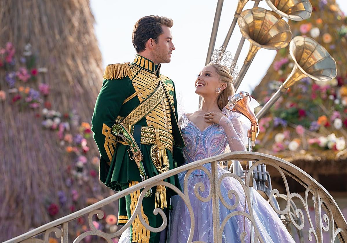 Imagen principal - Arriba, Jonathan Bailey, como Fiyero, y Ariana Grande; debajo, Jeff Goldblum, como el Mago de Oz, y Jon M. Chu, dando indicaciones a Cynthia Erivo.