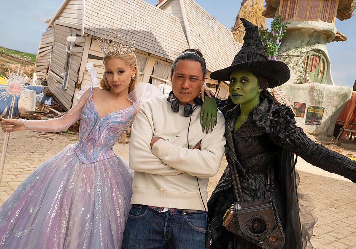 Imagen principal - Arriba, el director Jon M. Chu, junto a Ariana Grande y Cynthia Erivo; debajo, Elpheba volando en su escoba y Michelle Yeoh como Madame Morrible.