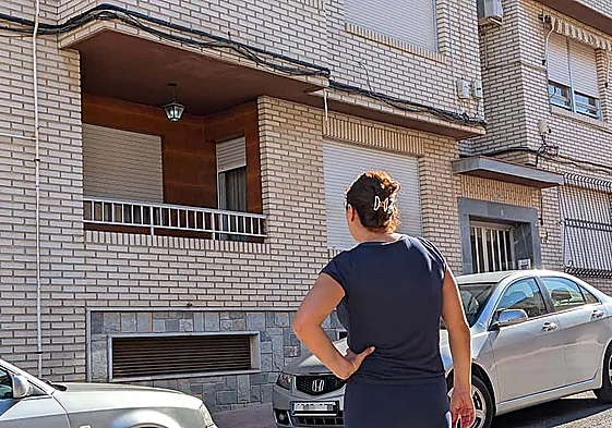 Una vecina, frente al balcón de la vivienda de Murcia donde un hombre asesinó presuntamente a su pareja.