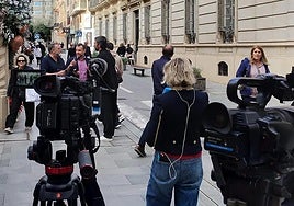 Medios de comunicación y expectación en el exterior de la Diputación Provincial de Almería.