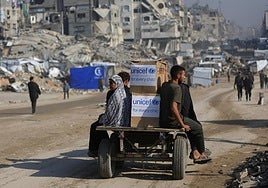 Una familia palestina transporta ayuda humanitaria en Gaza.