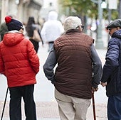 Tres pensionistas dan un paseo este martes.