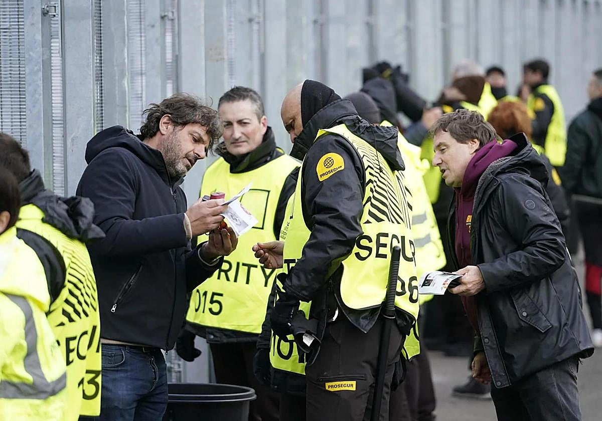 Trabajadores de Prosegur controlando los accesos al campo de San Mamés.