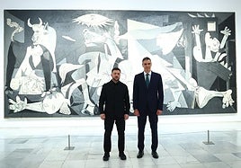Pedro Sánchez y Volodímir Zelenski posan frente al Guernica de Picasso en el Museo Reina Sofía.