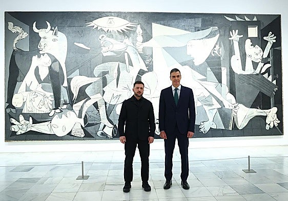 Pedro Sánchez y Volodímir Zelenski posan frente al Guernica de Picasso en el Museo Reina Sofía.