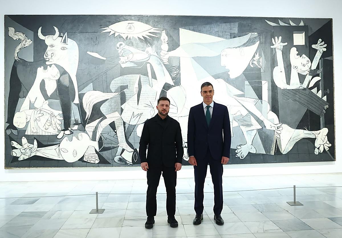 Pedro Sánchez y Volodímir Zelenski posan frente al Guernica de Picasso en el Museo Reina Sofía.