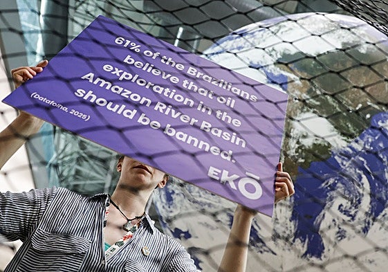 Una persona de la comunidad Ekō pide detener la actividad de Petrobras en el Amazonas, en la COP30.