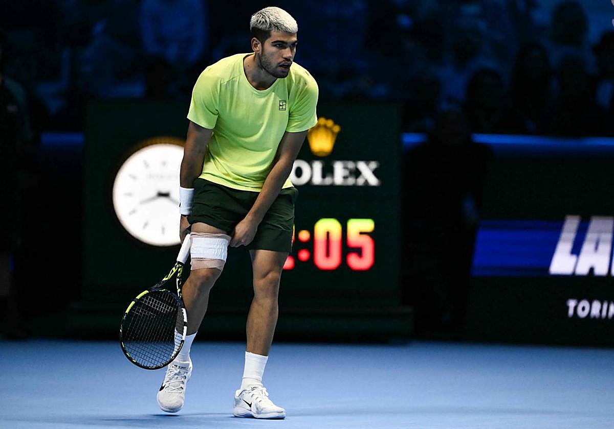 Carlos Alcaraz, with a bandaged thigh, in the ATP Finals final against Sinner.