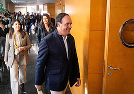 Pérez Llorca entra en la sala Vinatea de Les Corts donde le esperaban sus compañeros para ratificar su candidatura.