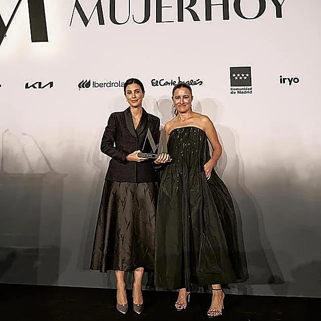 Sassa Hannover recibió su Premio Mujerhoy Icono de Estilo de manos de Samary Fernández Feito, directora general del Área de Lujo, Revistas y Estilo de Vida de Vocento.