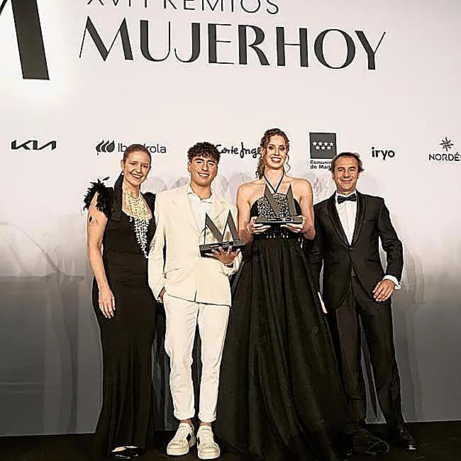 Ana Dávila-Ponce de León, consejera de Familia, Juventud y Asuntos Sociales de la Comunidad de Madrid, y Juan Pedro Díaz Armendáriz, director general comercial de Vocento, entregaron el Premio Mujerhoy Comunidad de Madrid Valores a Iris Tió y Dennis González.