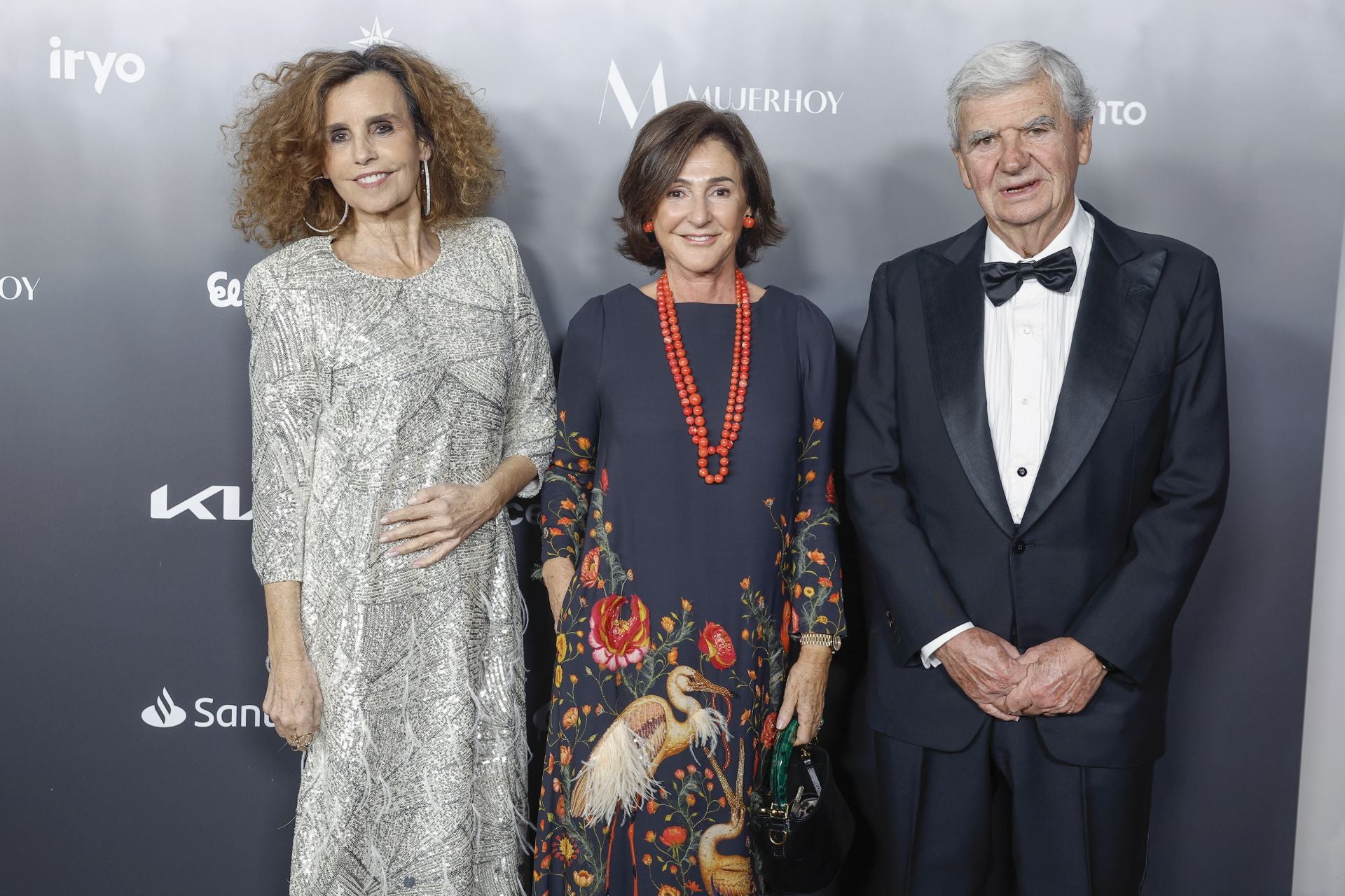 La artista Bárbara Pan de Soraluce y Rosario Mendoza junto a su marido Santiago Bergareche.