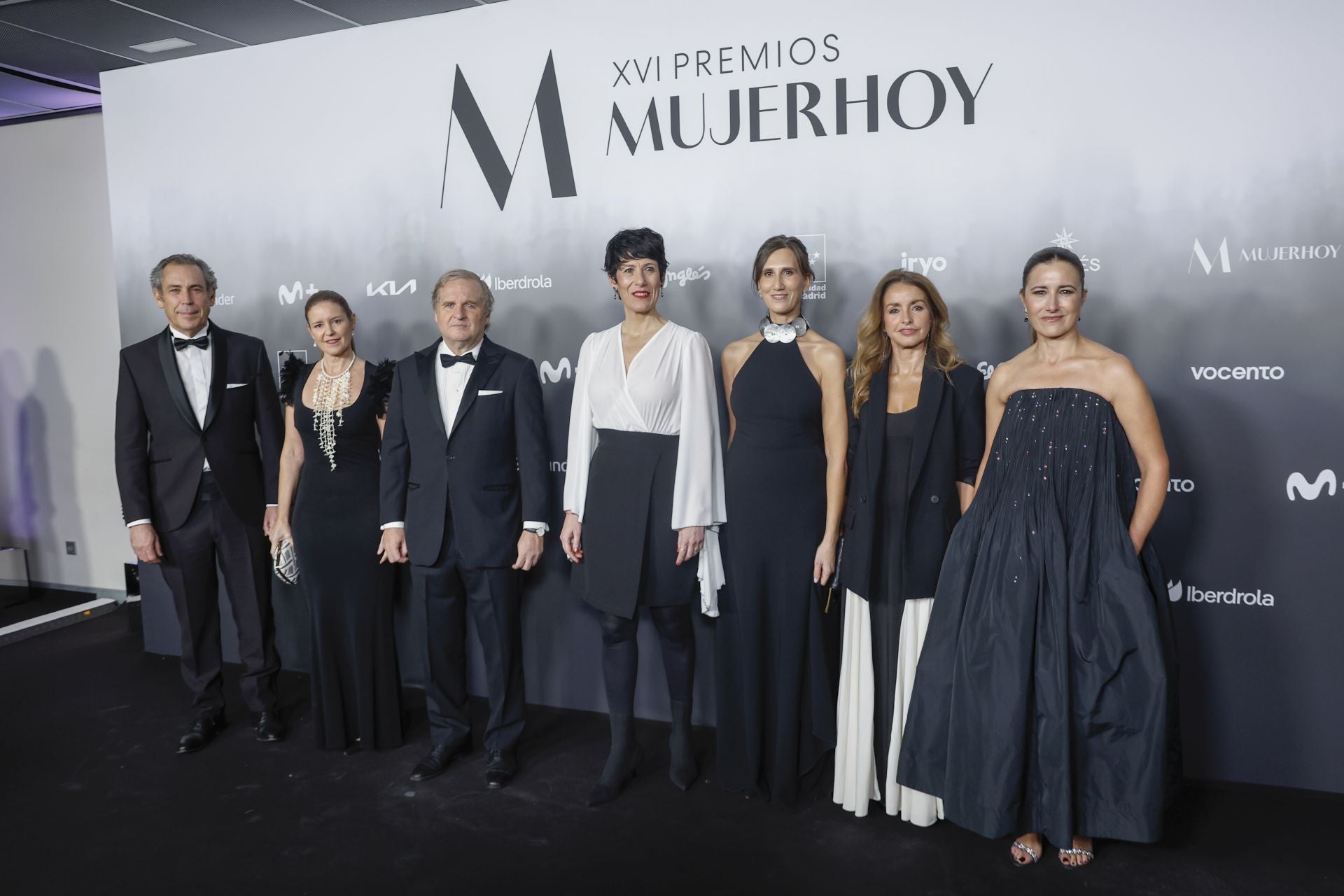 Manuel Mirat, consejero delegado de Vocento; Ana Dávila Ponce de León, consejera de Familia, Juventud y Asuntos Sociales de la Comunidad de Madrid; Ignacio Ybarra, presidente de Vocento; Elma Sainz, ministra de Inclusión, Seguridad Social y Migraciones; María Fernández-Miranda, directora de Mujerhoy; y Patricia Reyes Rivera, directora general de la Mujer de la Comunidad de Madrid; Samary Fernández Feito, directora general de Lujo, Estilo de Vida y Revistas de Vocento.