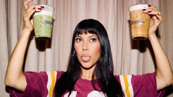 Así es el calostro que fascina a las Kardashian