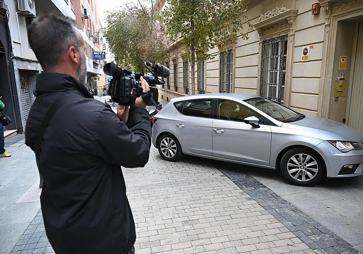 Llegada a la Diputación de uno de los vehículos del dispositivo de la UCO.