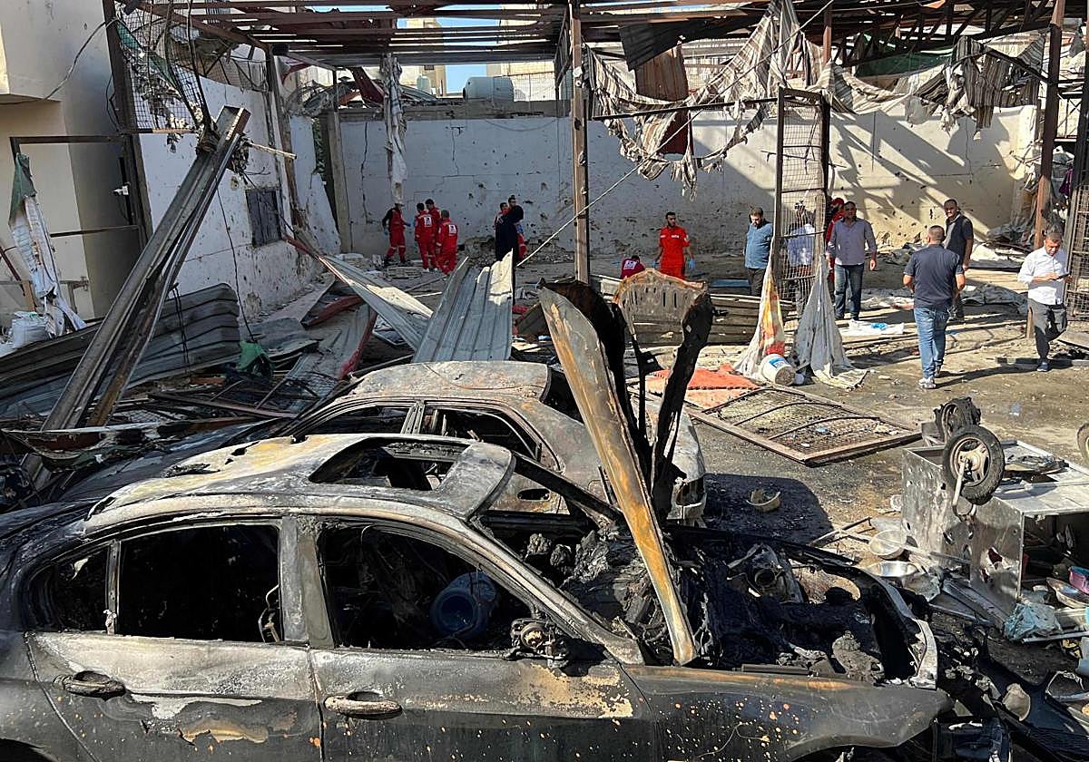 Equipos de rescate buscan restos humanos tras el ataque israelí del martes contra al campamento de refugiados palestinos en el sur de Líbano.