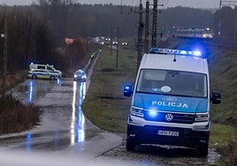 Coches patrulla inspección las vías férreas dañadas por el sabotaje ocurrido el domingo en el centro de Polonia.