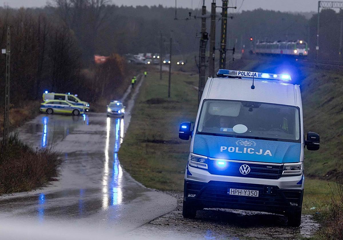 Coches patrulla inspección las vías férreas dañadas por el sabotaje ocurrido el domingo en el centro de Polonia.