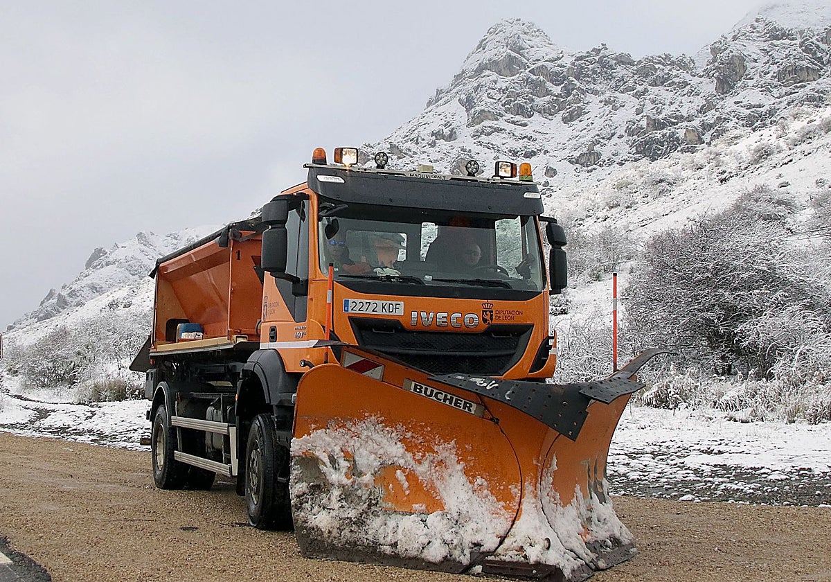 La nieve en la carretera dificulta la circulación