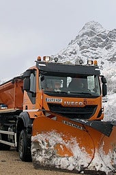 La nieve en la carretera dificulta la circulación