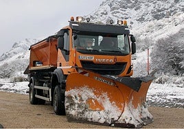 La nieve en la carretera dificulta la circulación