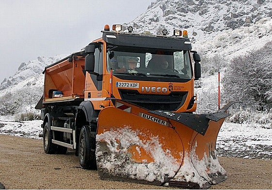 La nieve en la carretera dificulta la circulación