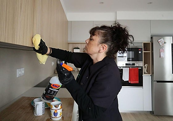 Una trabajadora doméstica realiza tareas del hogar en una casa particular