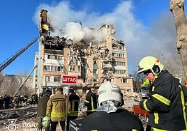 Equipos de rescate trabajan en uno de los edificios atacados la pasada madrugada por Rusia en la ciudad ucraniana de Ternópil.