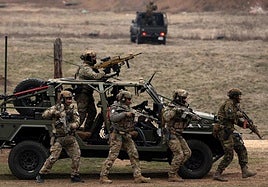Soldados participan en los ejercicios militares de la OTAN en Bulgaria.