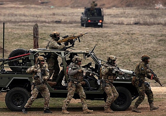 Soldados participan en los ejercicios militares de la OTAN en Bulgaria.