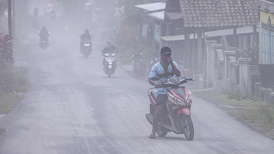 La erupción del volcán Semeru pone en alerta a la isla de Java