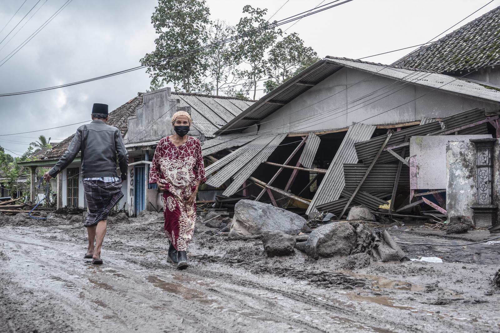 La erupción del volcán Semeru pone en alerta a la isla de Java