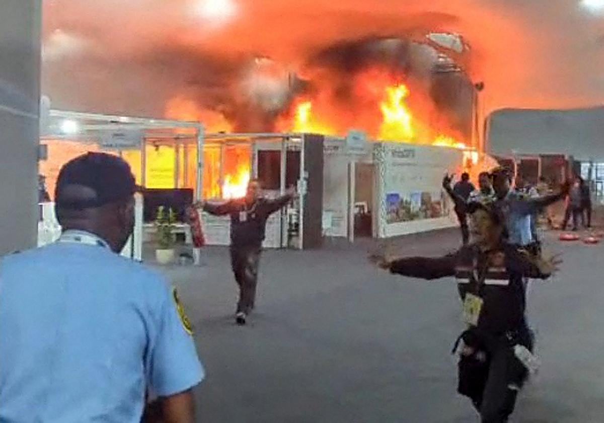 Captura de pantalla muestra a los equipos de emergencia combatiendo un incendio en el recinto de la Conferencia de las Naciones Unidas sobre el Cambio Climático COP30 en Belém.