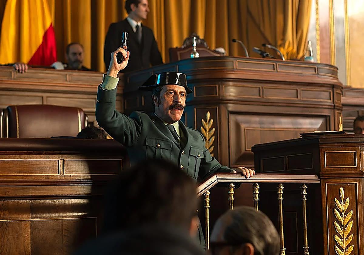 Imagen principal - David Lorente en la piel de Antonio Tejero, Manolo Solo es Manuel Gutiérrez Mellado y Álvaro Morte da vida al presidente Adolfo Suárez.