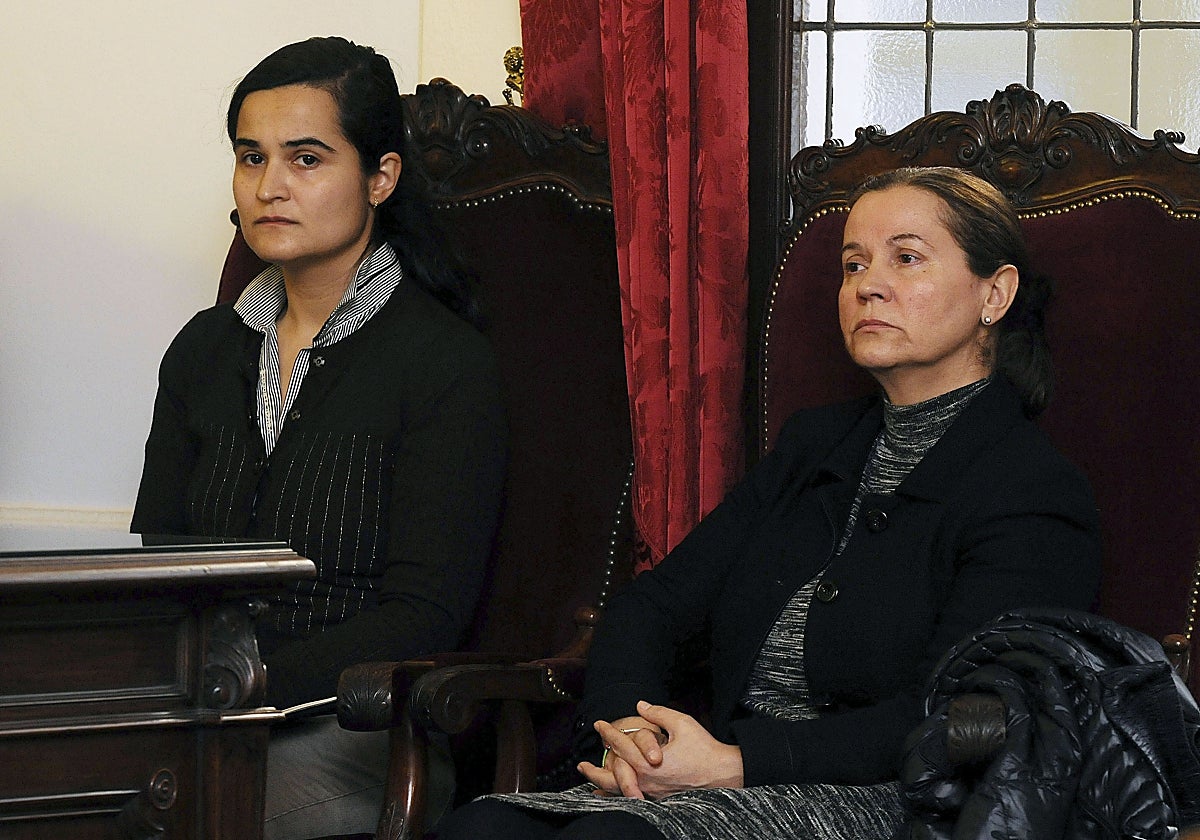 Triana Martínez y su madre, Montserrat González, en el juicio por el asesinato de Isabel Carrasco en mayo de 2014 en León.