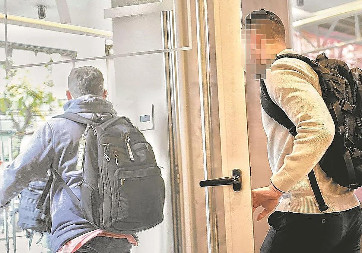 Agentes de la UCO salen de la sede de Acciona en Bilbao durante el registro del pasado viernes, que duró más de 14 horas.