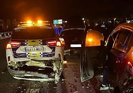 El coche de la Policía Local con daños en la parte trasera poco después del accidente.