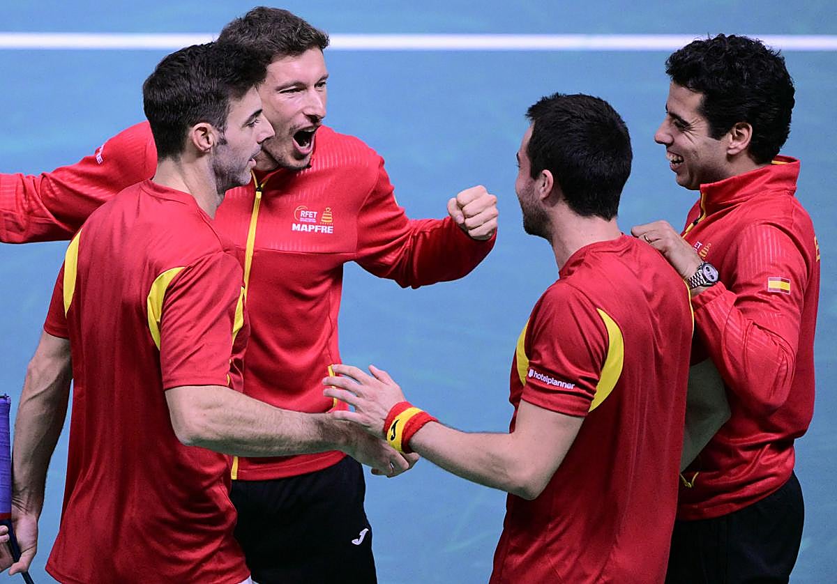 Los jugadores españoles celebran su victoria ante la República Checa.