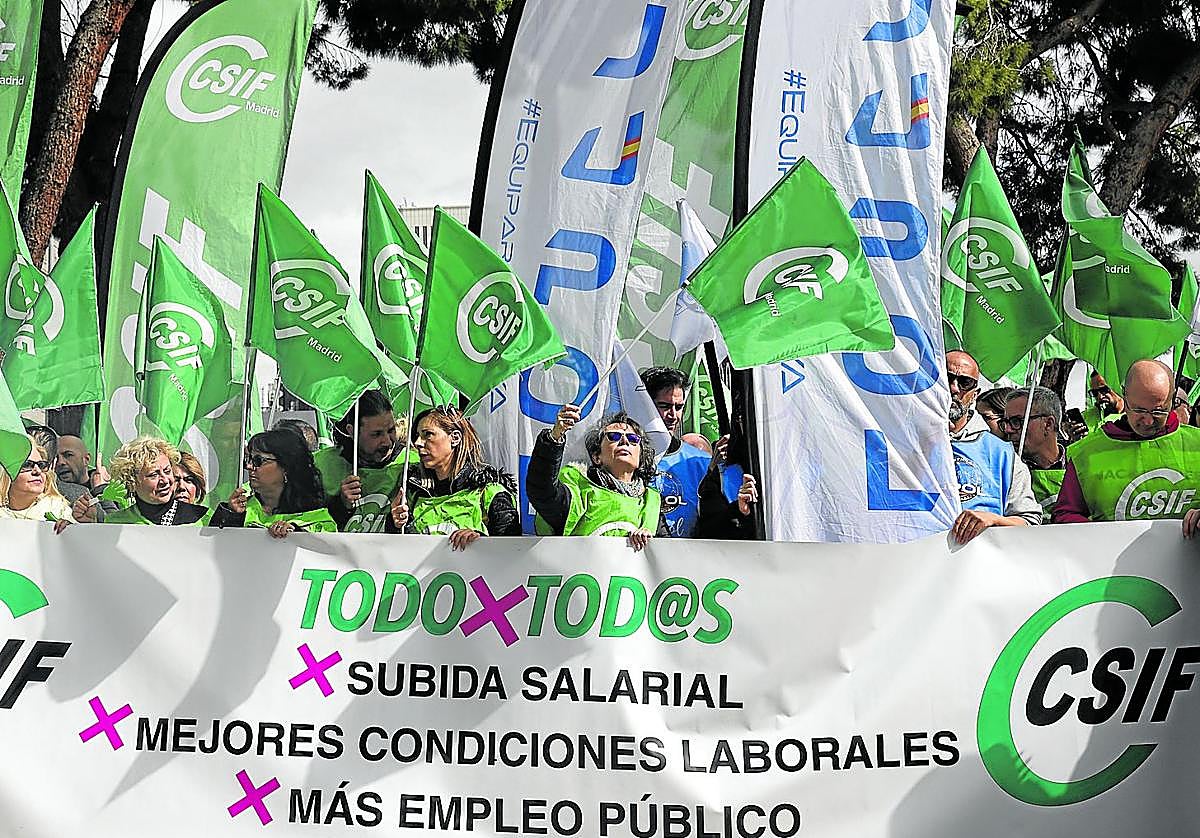 Manifestación de funcionarios para exigir una subida salarial.