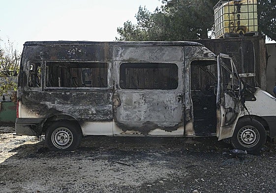 Un vehículo calcinado en la localidad cisjordana de Jabaa.