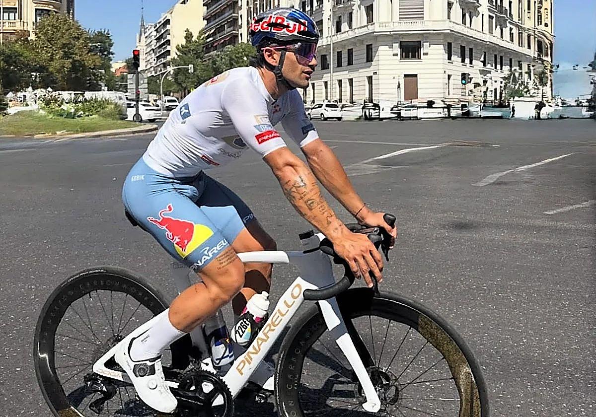 El piloto Jorge Martín con la bicicleta que le han sustraído durante el Gran Premio de Cheste.