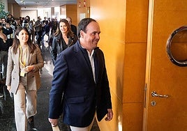 Perez Llorca, en los pasillos de Les Corts.