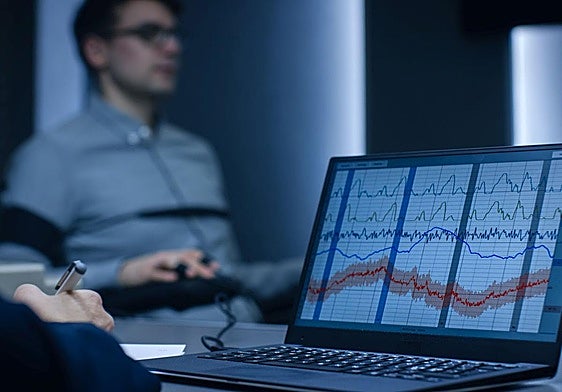 Un hombre, ante el polígrafo.