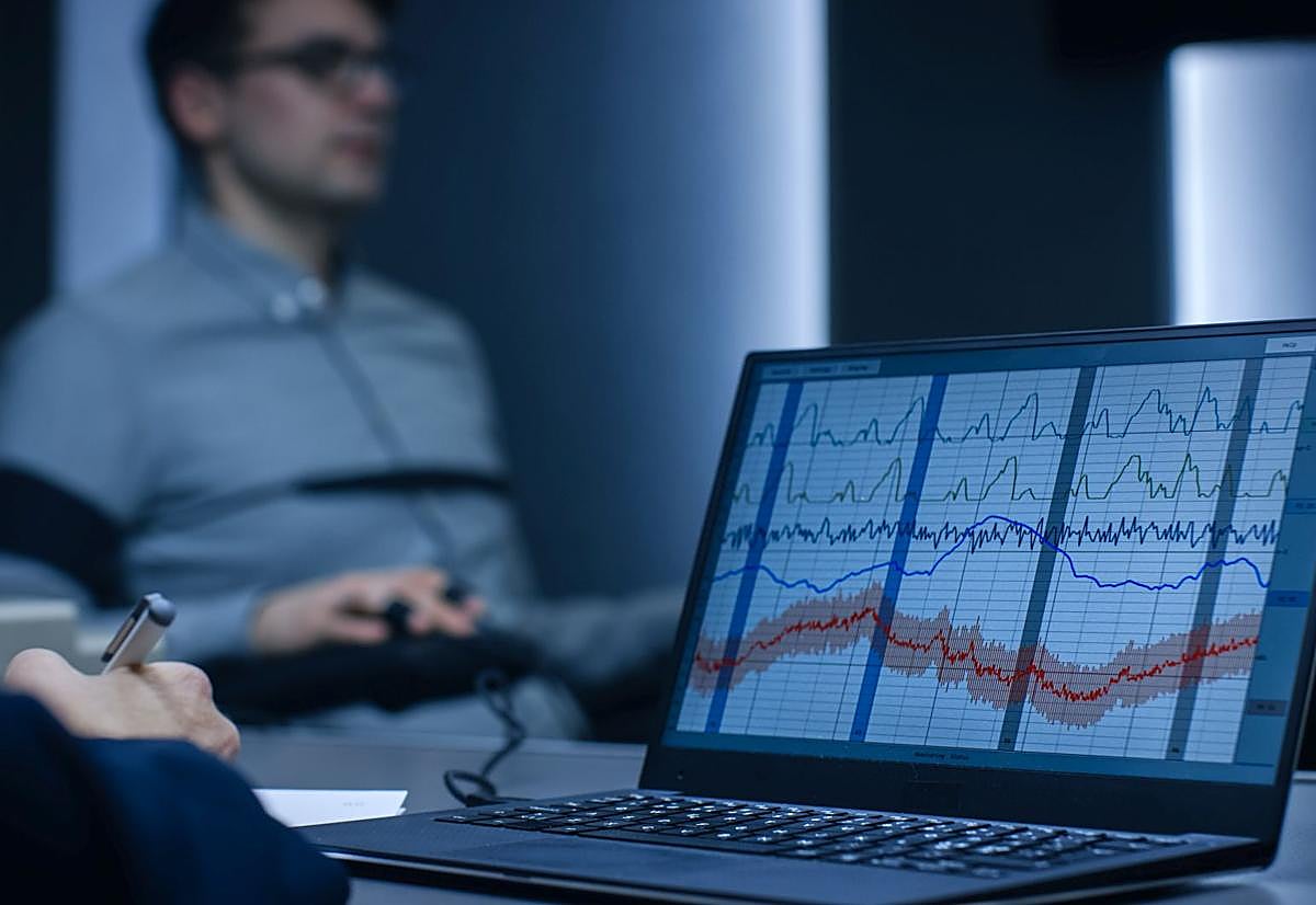 Un hombre, ante el polígrafo.