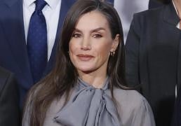 La reina Letizia sorprende con la combinación más elegante del invierno: blusa semitransparente y falda de Hugo Boss