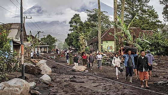 Más de un millar de evacuados por la erupción del volcán Semeru en Indonesia
