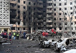 Los equipos de rescate buscan supervivientes en un bloque de viviendas atacado por Rusia en Ternópil.